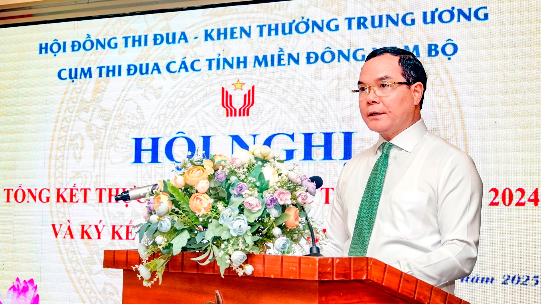 ong-nguyen-dinh-khang-uy-vien-tw-dang-chu-tich-tong-lien-doan-lao-dong-viet-nam-pho-chu-tich-hoi-dong-thi-dua-khen-thuong-trung-uong-phat-bieu-chi-dao-hoi-nghi.jpg