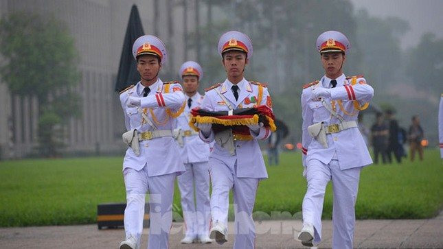 Treo cờ rủ Quốc tang đồng chí Khamtay Siphandone - Nguyên Chủ tịch nước CHDCND Lào