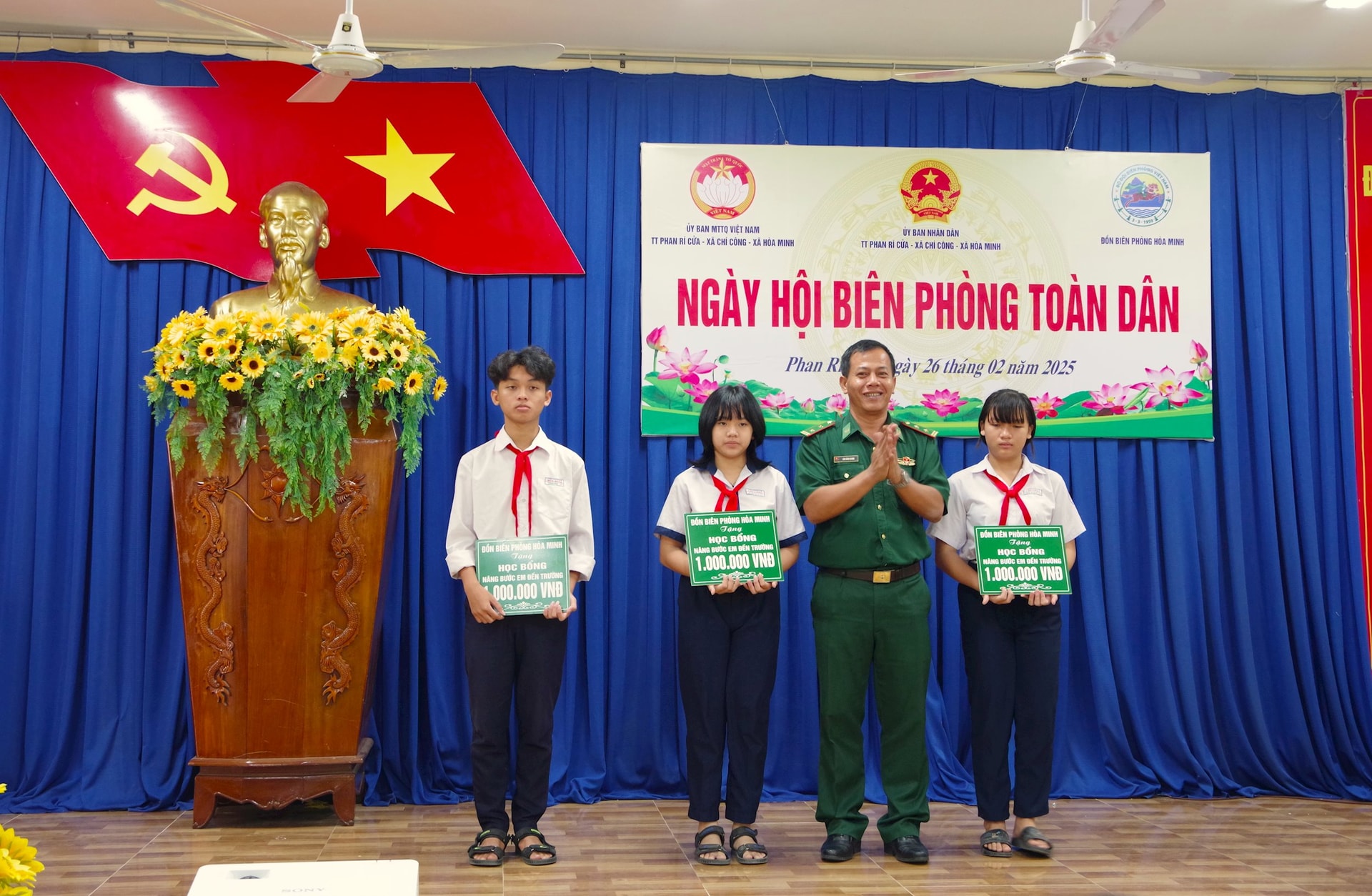 don-bien-phong-hoa-minh-trao-hoc-bong-cho-cac-em-hoc-sinh-nhan-do-dau-theo-chuong-trinh-nang-buoc-em-toi-truong-.jpg