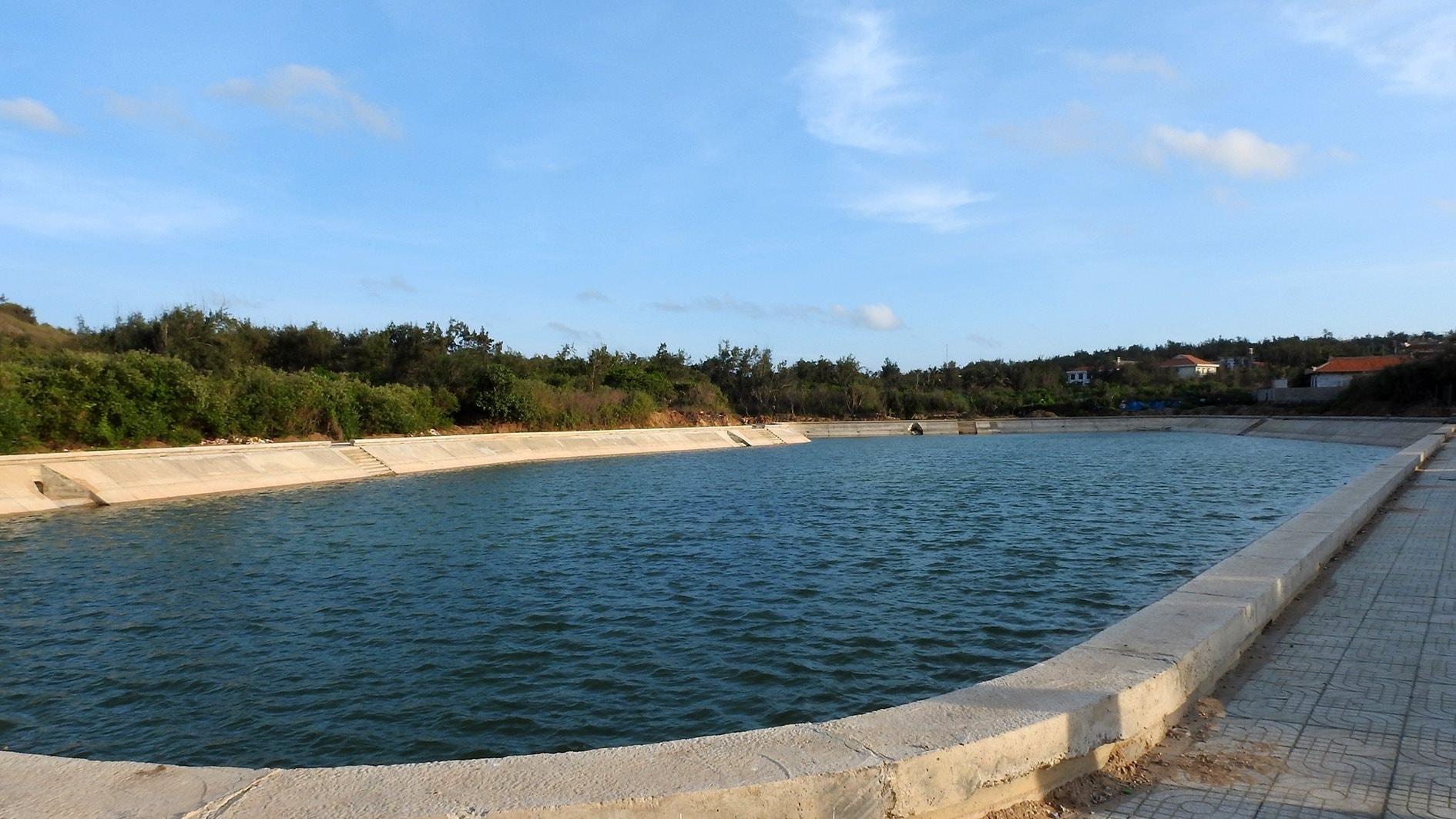 ho-chua-nuoc-sinh-hoat-o-phu-quy-anh-n.-lan-.jpg