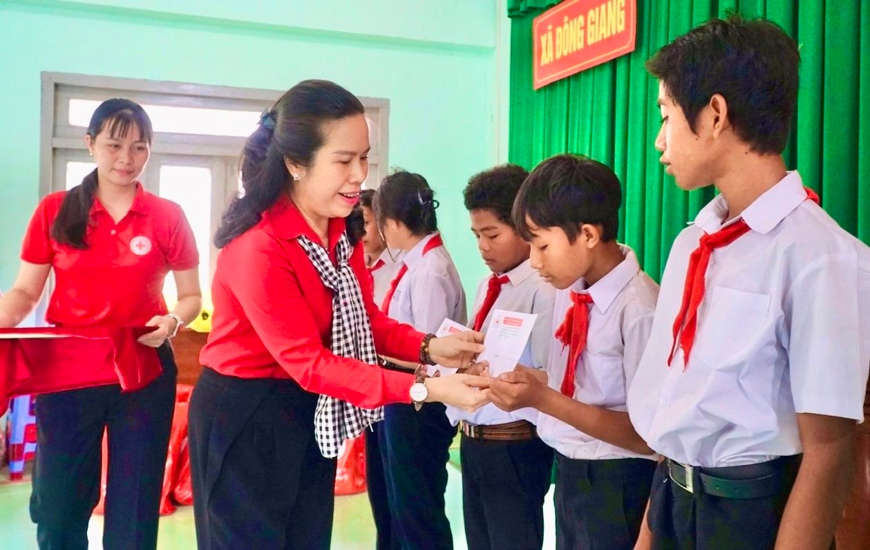 trao-qua-dong-giang-2.jpg