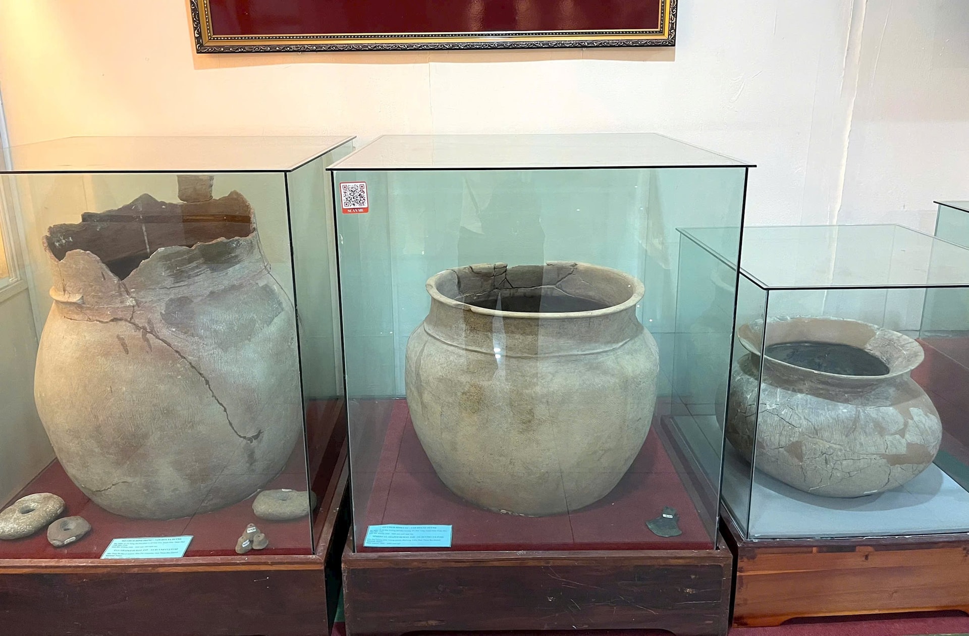 hien-vat-tien-su-va-so-su-dang-trung-bay-tai-bt.jpg