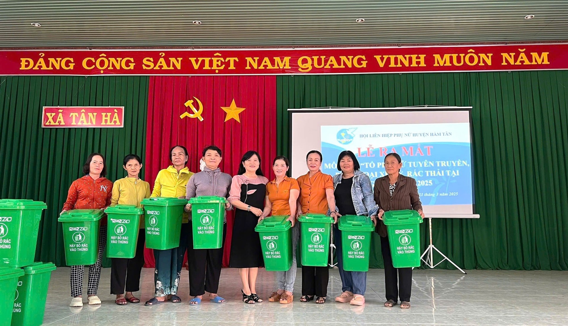tan-ha.-trao-thung-rac1.jpg