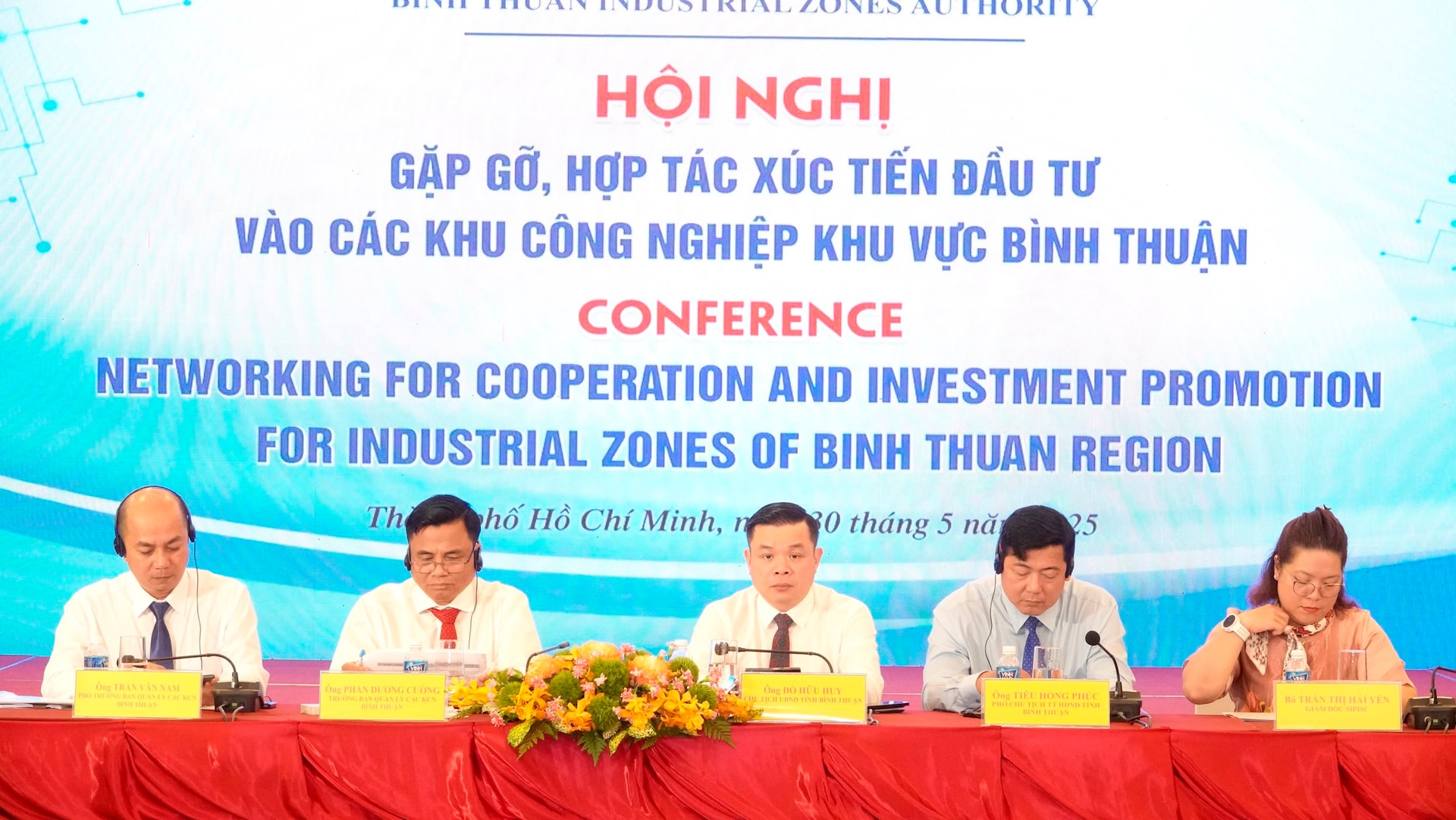 chu-tri-hoi-nghi.jpg