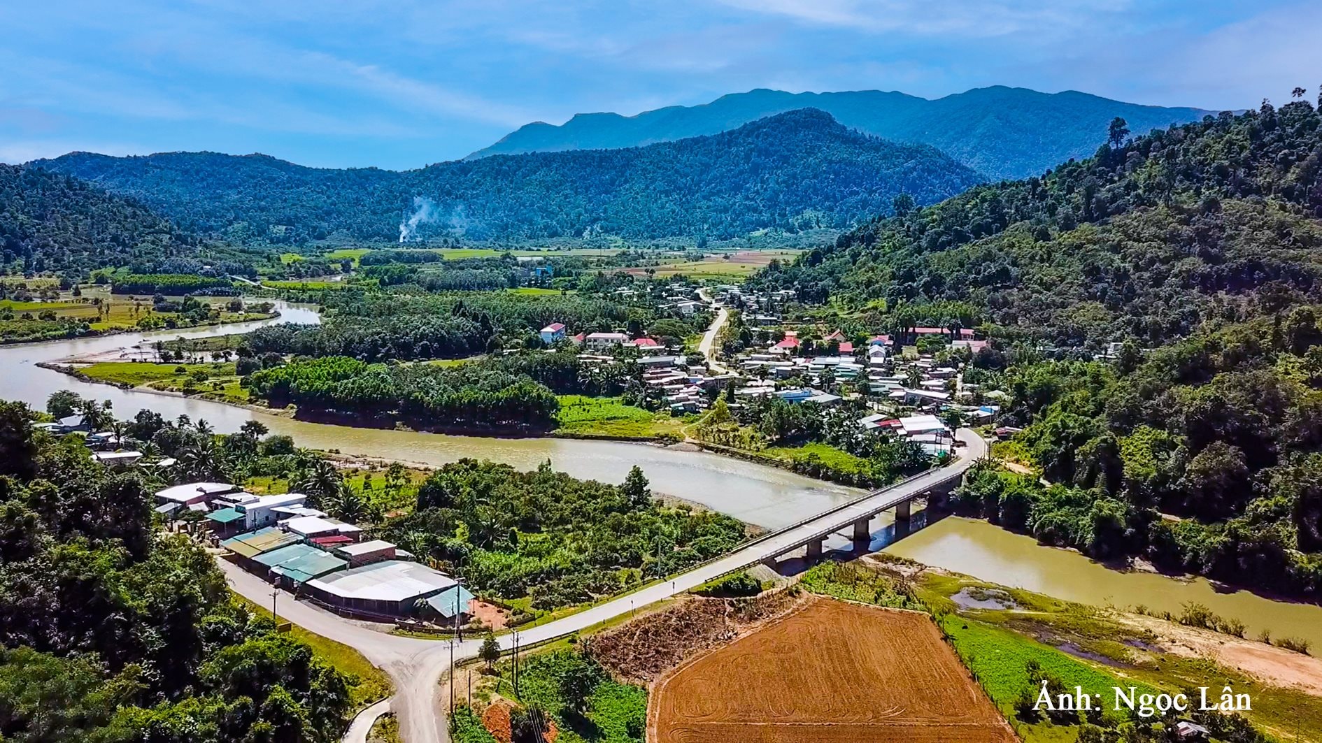 song-la-nga-doan-chay-qua-xa-la-ngau-tanh-linh-noi-co-du-an-thuy-loi-la-nga-3-anh-n.-lan-.jpg