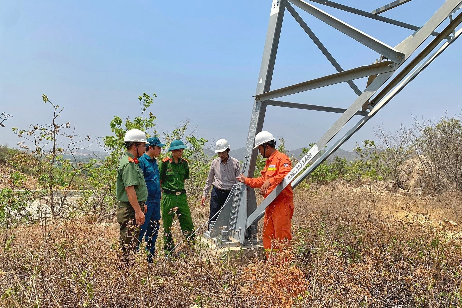 3.-kiem-tra-hien-truong-vi-tri-05b02-duong-day-500kv-vinh-tan-song-may.jpg