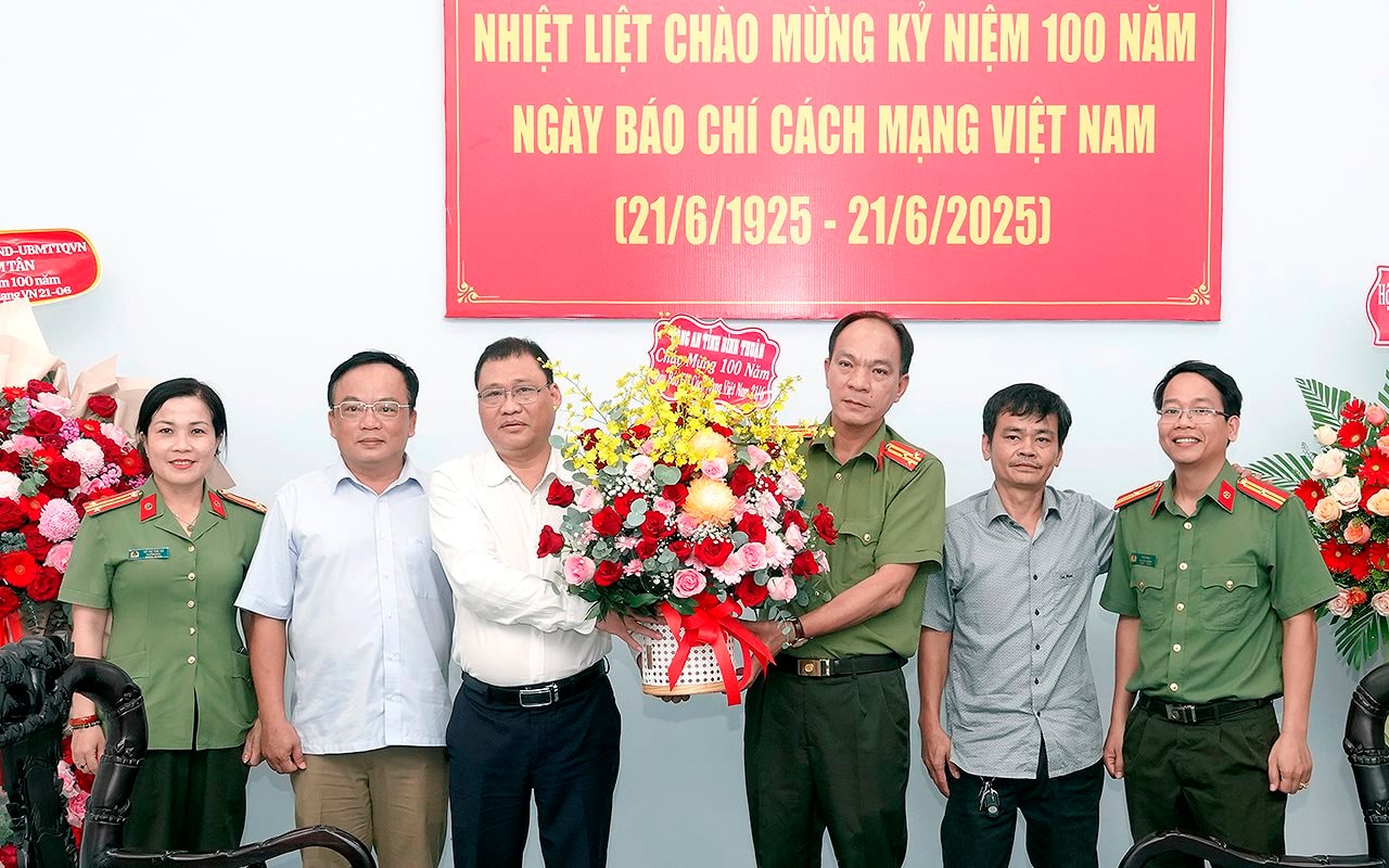 cong-an-tinh-tham-chuc-mung-bao-binh-thuan-nhan-ky-niem-ngay-bao-chi-cach-mang-viet-nam-anh-n.-lan-.jpg