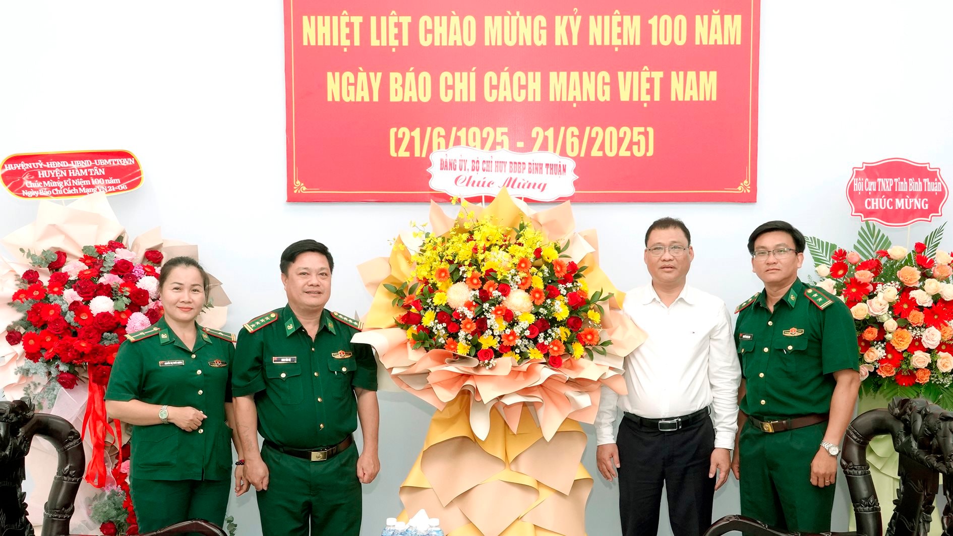 dang-uy-bo-chi-huy-bdbp-tinh-tham-chuc-mung-bao-binh-thuan-nhan-ky-niem-ngay-bao-chi-cach-mang-viet-nam-anh-n.-lan-.jpg