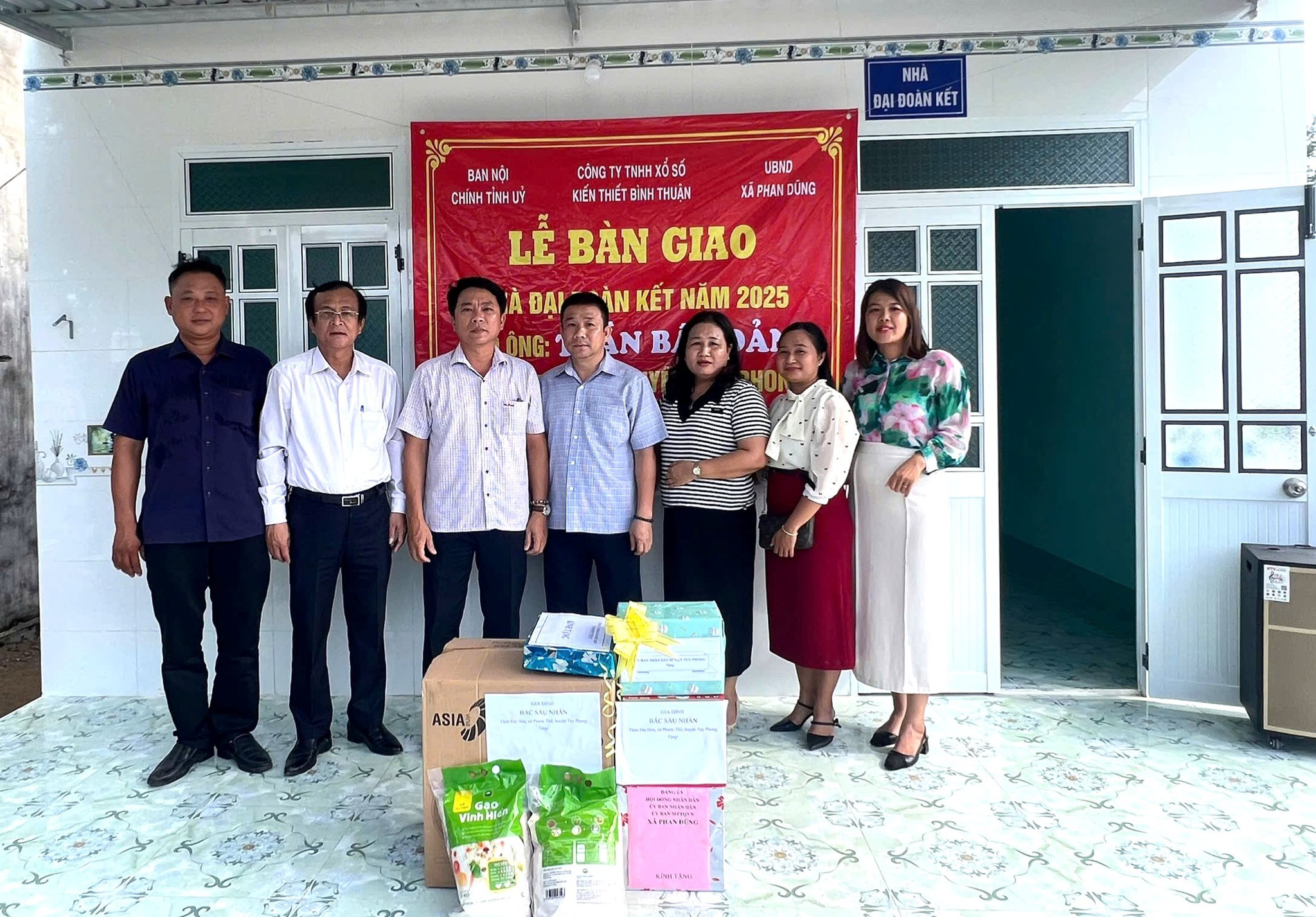  Trao nhà Đại đoàn kết cho hộ nghèo xã Phan Dũng