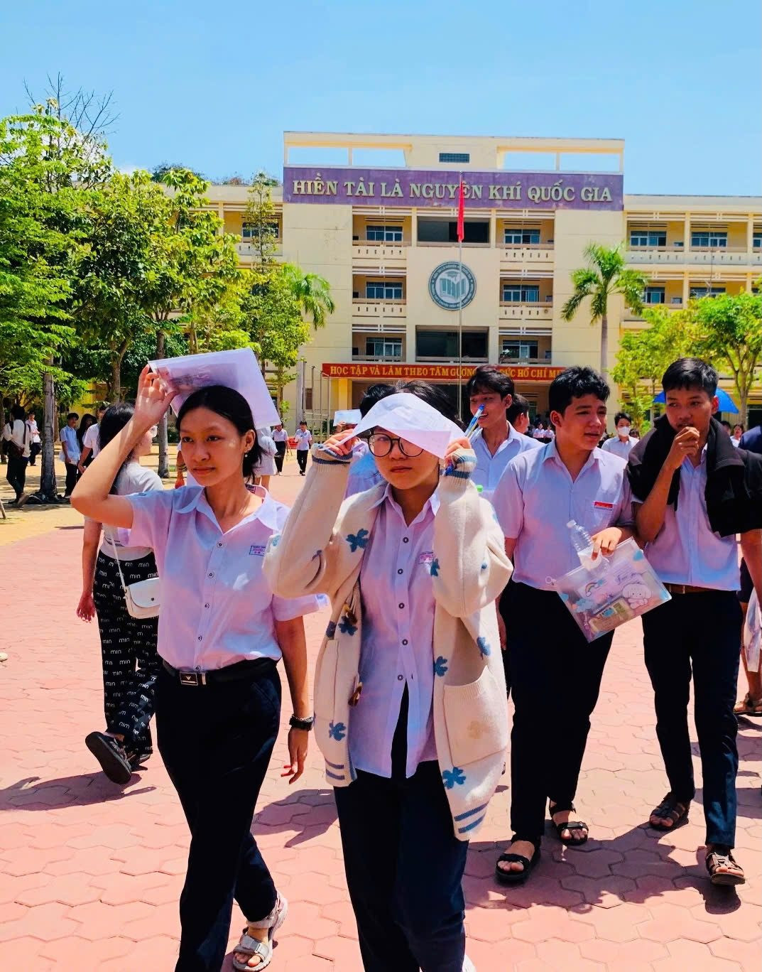 
Công bố điểm chuẩn tuyển sinh vào lớp 10 Trường THPT chuyên Trần Hưng Đạo năm học 2025 – 2026