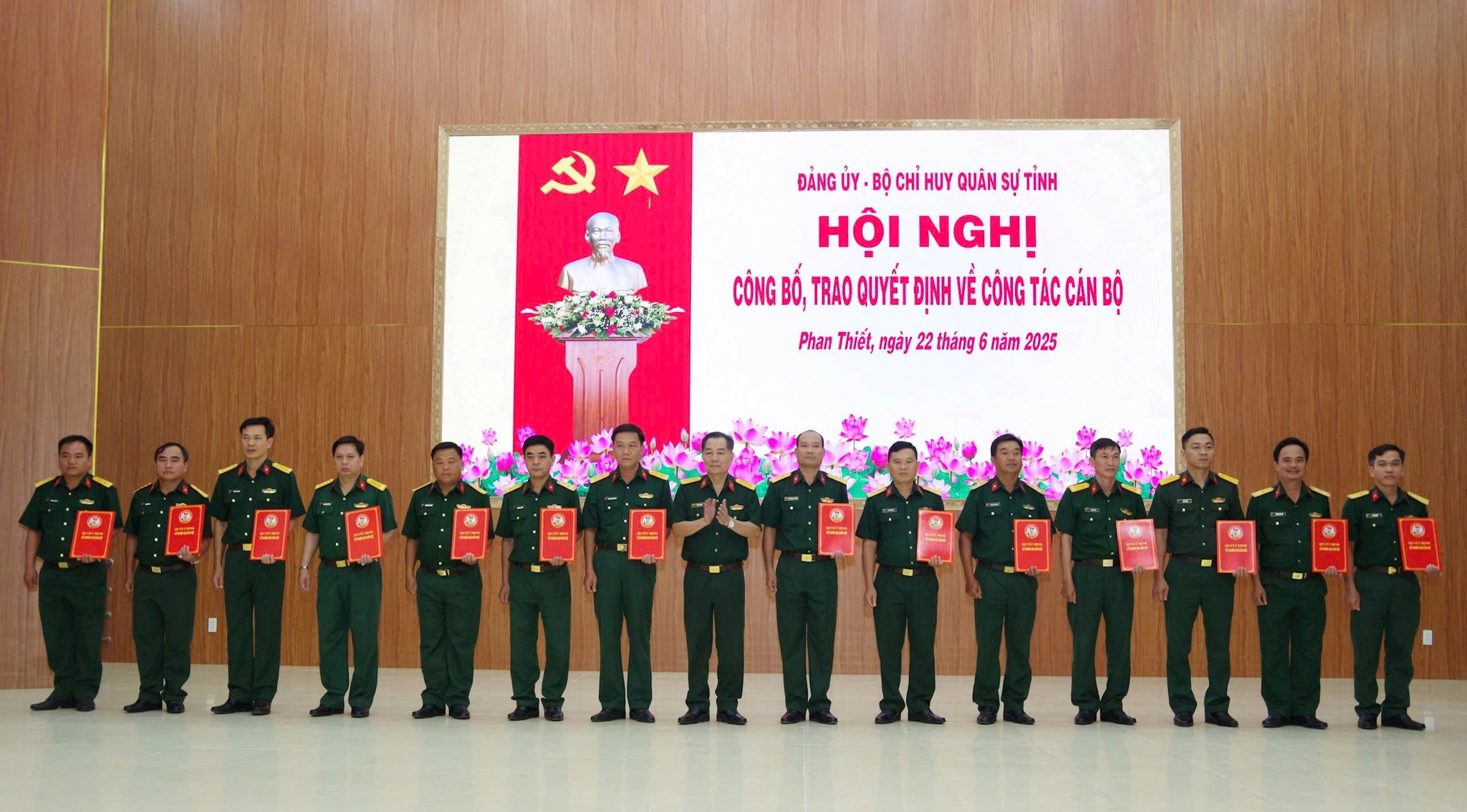 Trao quyết định điều động cán bộ các Ban Chỉ huy Phòng thủ khu vực