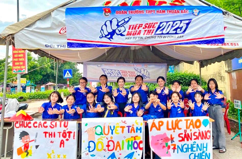 Đội tình nguyện "Tiếp sức mùa thi" đồng hành cùng thí sinh