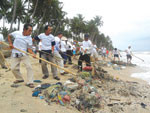 Những người nổi tiếng nhặt rác trên bãi biển Hàm Tiến