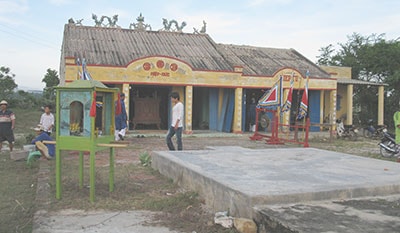 Cá Ông lụy vào bờ biển xã Chí Công 