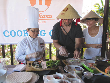 Du khách tự tay nấu món ăn Việt Nam
