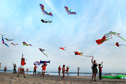 Numerous tourists enjoyed colorful kite performance in Mui Ne