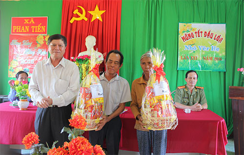 Trips on visit and extending “Tet dau lua” congratulations to ethnic minority groups in Phan Tien and Phan Dien communes