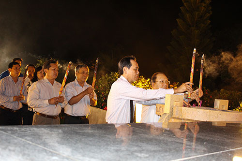 Candle light in commemoration of revolutionary martyrs at provincial cemetary