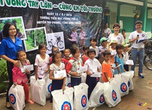 Charitable groups visited and presented gifts to the poor in Tuy Phong district