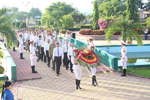 Leaders paid tribute to President Ho Chi Minh and fallen heroes as a mark of respect on National Day