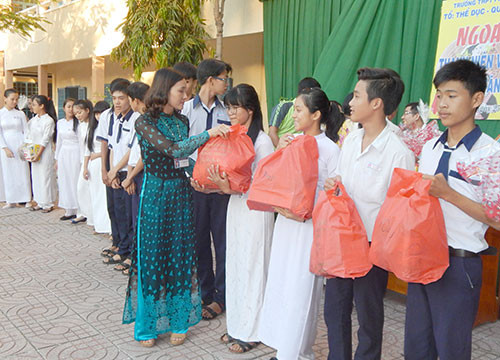 Tặng 53 phần quà cho hộ nghèo tại xã Hòa Minh