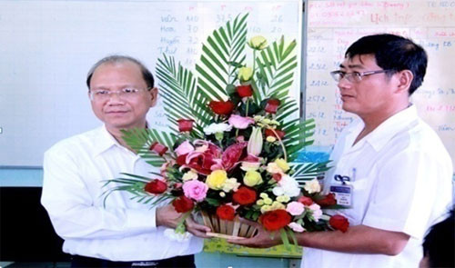 Binh Thuan’s leaders visit medical staff to salute Vietnamese Doctor’s Day