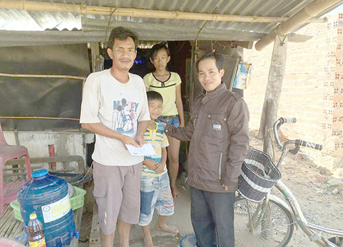 Trao tiền hỗ trợ cho gia đình anh Nguyễn Văn Cường