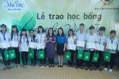 “For Vietnam’s future” scholarships came to Binh Thuan students