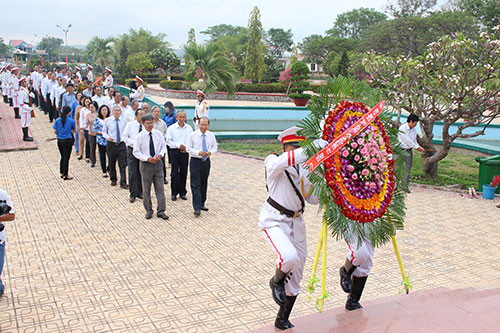Paying tribute to fallen martyrs and President Ho Chi Minh on 41st anniversary of Liberation of the South and National Reunification