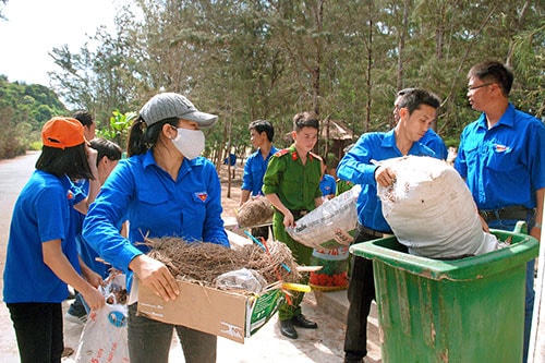 Youth voluntarily bring green-clean-beautiful environment to Phu Quy island