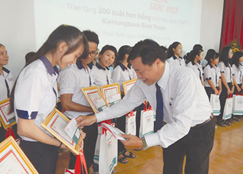 200 scholarships granted to students in Binh Thuan