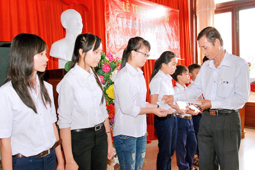ADEP offers scholarships to poor students in Binh Thuan
