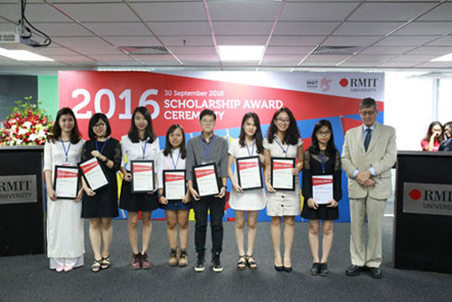 RMIT grants scholarships to Vietnamese students