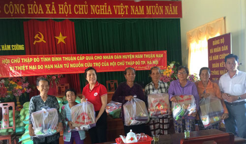 400 gifts offered to the poor in Ham Thuan Nam district