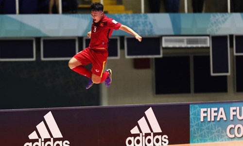 Minh Tri receives Futsal World Cup award