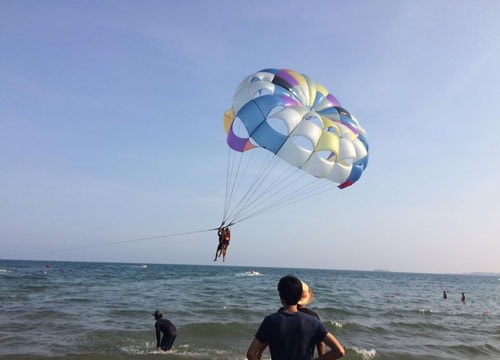 Distinctive parasailing experience at Hon Rom beach