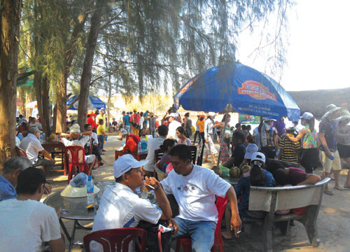 Bau Trang tourist area over crowded with tourists on national holiday 