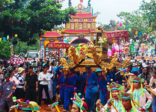 Visitors and pilgrims flocked to Lagi town for culture-tourism festival of Thay Thim Palace 2016