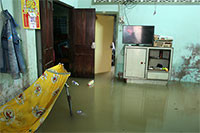 Phan Thiết mưa lớn ngập nhà