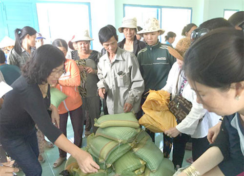 Nhóm “Thứ 7 vui”- Đài PTTH Bình Thuận: Tặng quà cho bà con nghèo thôn La Bá, Phong Phú