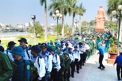 Phan Thiet’s new-recruits join festive camp before enlisting to the army
