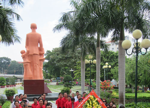 Offering flowers and reporting achievements to late President Ho Chi Minh on Vietnam Entrepreneurs’ Day