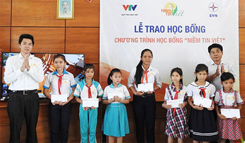 “Niem Tin Viet” scholarships arrive in Tuy Phong