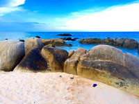 Bãi đá biển Thuận Quý: Điểm tham quan yên bình và thơ mộng