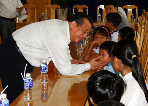 MOLISA deputy minister presented gift to disadvantaged students in Binh Thuan