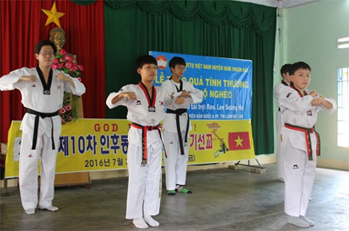 Đoàn từ thiện Hàn Quốc tặng quà cho người nghèo thị trấn Ma Lâm