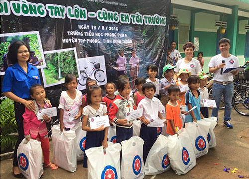 Trao 150 phần quà cho học sinh và người nghèo xã Phong Phú, Tuy Phong