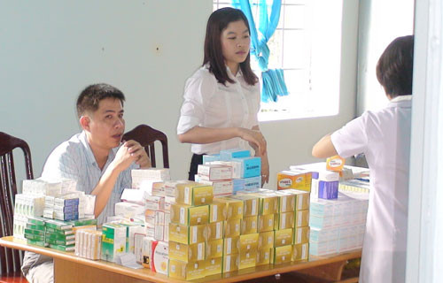 Free health checks and gifts brought to elderly in Song Phan