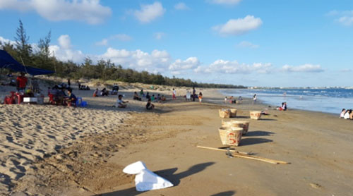 Local youth voluntarily clean up the beach of Phan Ri Cua