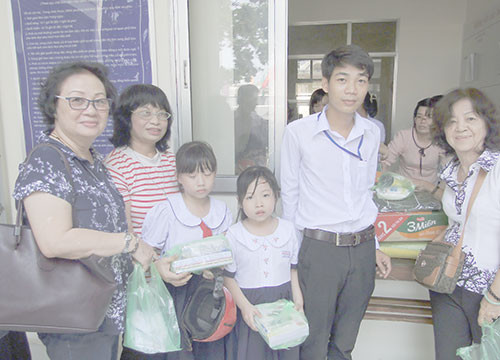 200 gifts presented to the poor in Phan Theit city